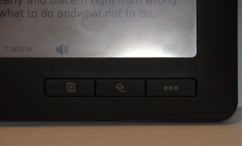 Wegen des Touchscreens kommt das Ger&auml;t mit wenig Tasten aus. (Foto: wp)