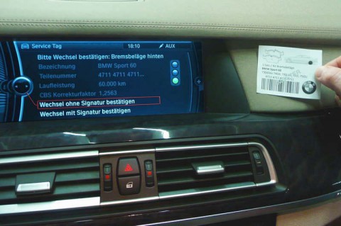 Produkttagebuch im Auto:  Ersatzsteile werden beim Bordcomputer angemeldet.  (Foto: Semprom)