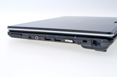 Anschl&uuml;sse auf der rechten Seite. Die beiden USB-Ports waren bei unserem Testmuster sehr schwerg&auml;ngig.