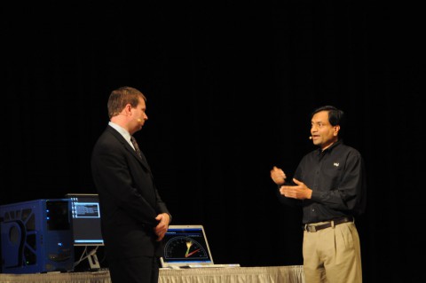 Kirk B. Skaugen, Abteilungsleiter der Data Center Group von Intel, zeigt einen Knights-Corner-Vorl&auml;ufer.
