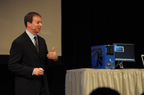 Kirk B. Skaugen und der Prototyprechner im Hintergrund