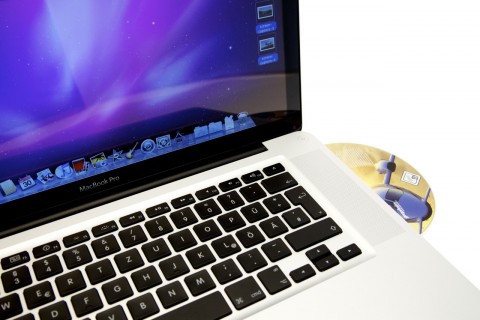 Das Display spiegelt. Matte High-Res-Displays gibt es nur gegen Aufpreis und auf besondere Bestellung.