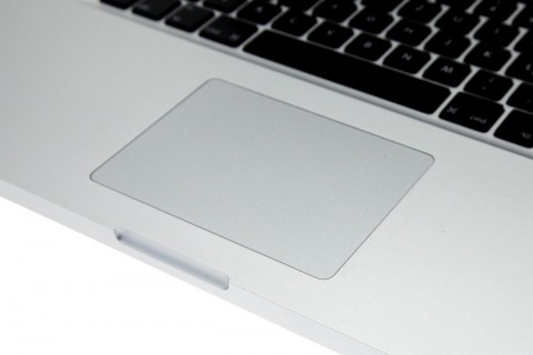 Eine Neuerung, die kaum erkennbar ist: Das Trackpad aus Glas befindet sich fast auf derselben Ebene wie die Handballenauflage. Der &Uuml;bergang l&auml;sst sich nicht mehr so einfach erf&uuml;hlen.