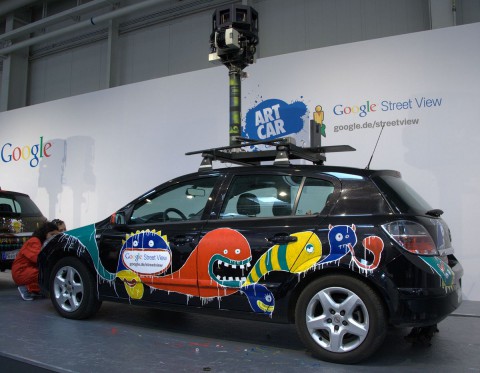 Was steckt drin? Googles Fotofahrzeuge werden auf der Cebit 2010 von K&uuml;nstlern verziert. (Foto: wp)