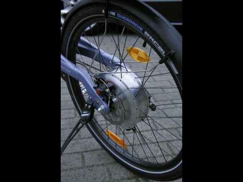 Der Motor, der den Radler unterst&uuml;tzt, sitzt in der Nabe des Hinterrades. (Foto: wp)