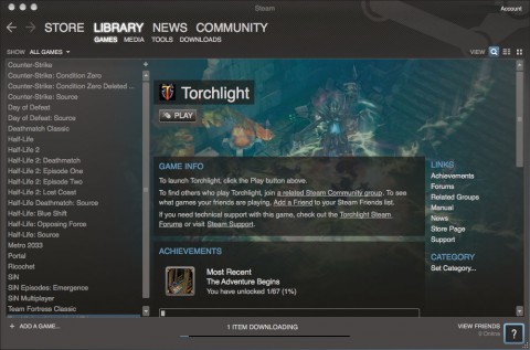 Steam for Mac - Torchlight wird im Hintergrund heruntergeladen, angezeigt durch den Ladebalken unten.