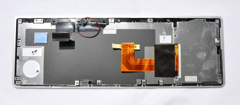 Die Ansteuerung des Touchscreens steckt im Kabel unter schwarzer Folie
