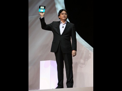 Satoru Iwata mit dem neuen Nintendo 3DS