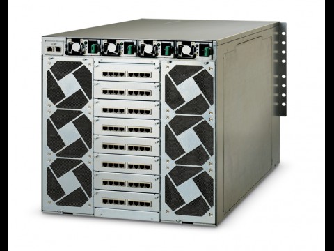 In der Mitte der R&uuml;ckseite sitzen die Ethernet-Ports.