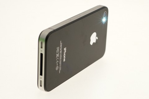 Unten befinden sich Mikrofon, Lautsprecher und der Anschluss f&uuml;r das iPod-Kabel. Auch ein VGA-Ausgang liegt auf diesem Anschluss auf.
