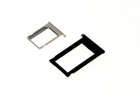 Das iPhone 4 akzeptiert nur noch Micro-SIMs. Die kann sich der Nutzer aber zurechtschneiden.