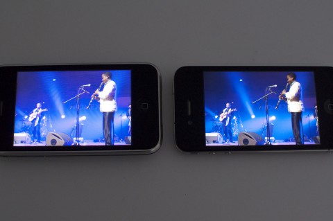 Das rechte Display (iPhone 4) zeigt mehr Details auf kleinem Raum, ...