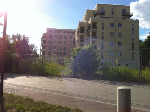 Diplomatenviertel. Gut zu sehen sind die Lichtreflexionen.
