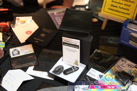 Auf dem Linuxtag waren auch RFID-sichere Pass- und Ausweisverschalungen erh&auml;ltlich, ...