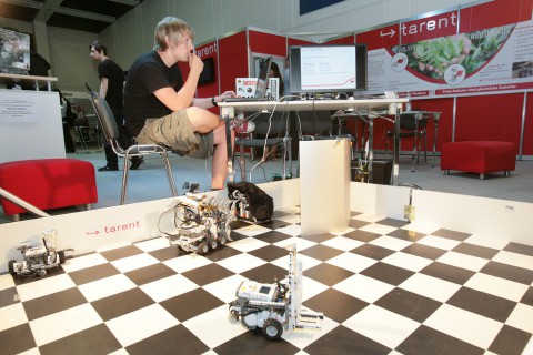 Der Stand von Tarend lockte Zuschauer mit Robotern. (Foto: Katja Zimmermann/Linuxtag)
