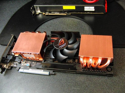 Jede GPU mit massivem Kupferk&uuml;hler (Bild: HardOCP)