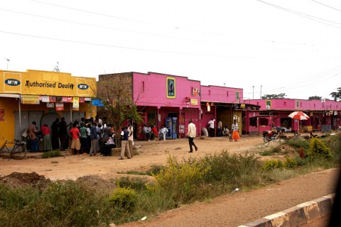Mobilfunkwerbung wohin man schaut. Hier werben MTN und Zain in Uganda. Die Hausbesitzer erhalten in der Regel eine kleine Aufwandsentsch&auml;digung. (Foto: ji)