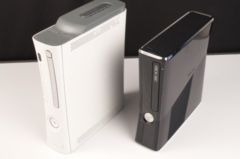 Xenon (links) und die kleinere Xbox 360 Slim.