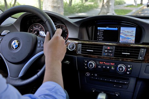 Vertraute iPod-Bedienoberfl&auml;che mit den Cockpit-Bedienelementen steuern