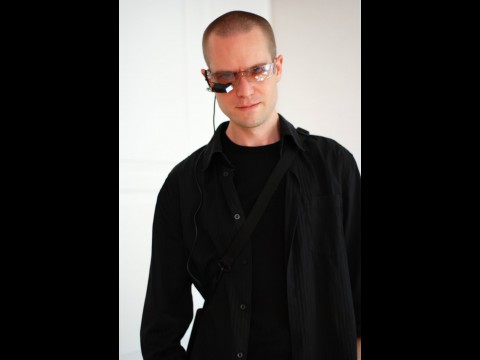 Martin Magnusson mit seinem Selbstbau-Wearable-Computer (Bild: Susanna Nilsson/Becoming Cyborg)