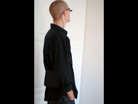 Der tragbare Computer f&auml;llt in das CD-Tasche kaum noch auf (Bild: Susanna Nilsson/Becoming Cyborg)