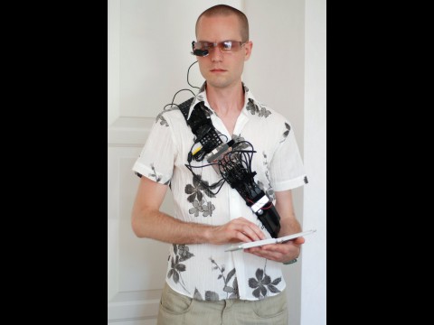 Auf einem Schultergurt sind zwar alle Komponenten schnell zu erreichen, aber zu auff&auml;llig (Bild: Susanna Nilsson/Becoming Cyborg)