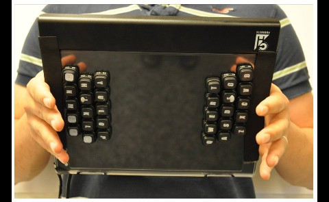 Auf der R&uuml;ckseite ist die Qwerty-Tastatur-Anordnung zu sehen.