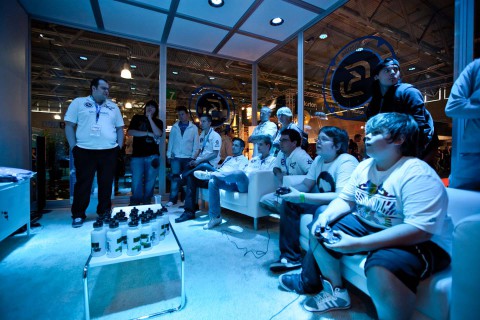 SK Gaming: In dem gl&auml;sernen Stand konnten Fans sich mit den SK-Gaming-Profis messen. (Foto: Maximilian Knop)