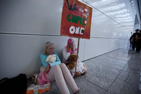 Zwei Fans warten auf ihre (realen) Helden von MTV Game One. (Foto: Maximilian Knop)