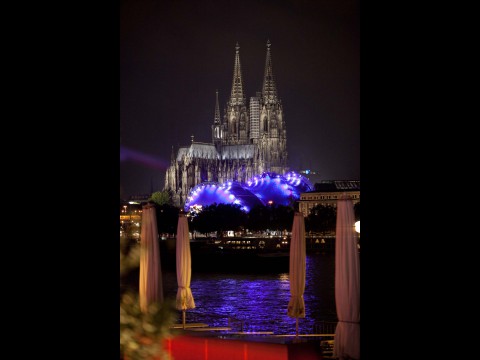 K&ouml;lner Dom: Zum zweiten Mal war die Stadt K&ouml;ln Treffpunkt f&uuml;r Branchenvertreter, Entwickler und Fans der Gamescom. Unmittelbar neben dem Messegel&auml;nde kann man abends nach einem schweren Messetag einen Blick auf den K&ouml;lner Dom werfen. (Foto: Maximilian Knop)