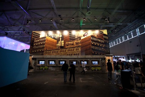 Der Stand von Poisonville (Bigpoint) machte aus dem Messestand seinen eigenen kleinen Gef&auml;ngnisblock. (Foto: Maximilian Knop)