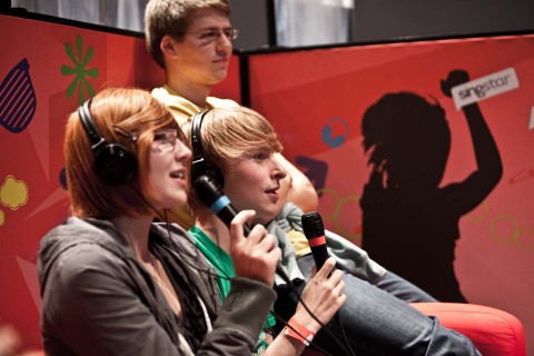 Keine Messe ohne Singstar. Auch in diesem Jahr konnte sich das Messepublikum an neuen Liedern ausprobieren. (Foto: Maximilian Knop)