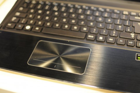 Bis etwa zur H&auml;lfte lassen sich die Maustasten dr&uuml;cken. Die Konstruktion &auml;hnelt Apples Glas-Trackpads. 