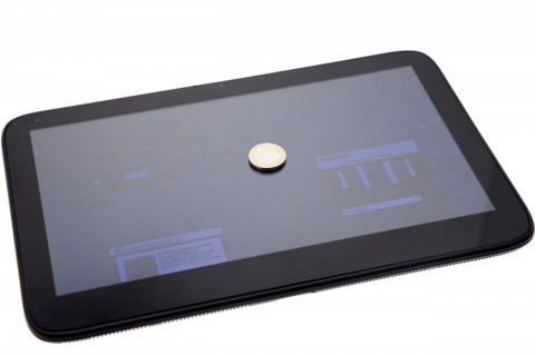 WeTab - das Display wird auf allen Bildern mit maximaler Helligkeit betrieben. Wegen der Blickwinkelabh&auml;ngigkeit erscheint das Display dunkler, als es in Wirklichkeit ist.