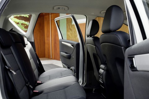 Das liegt darin, dass die Akkus platzsparend... (Foto: Daimler)