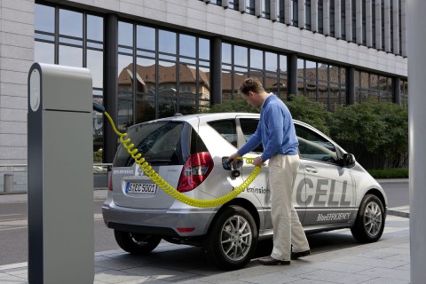 ... oder an der &ouml;ffentlichen Ladestation. (Foto: Daimler)