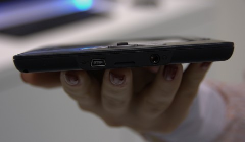 Unter dem Ger&auml;t befinden sich der Kopfh&ouml;rer- und der USB-Anschluss. (Foto: wp)