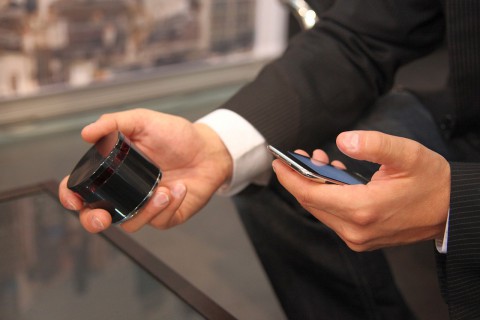 Unityremote - besteht aus Infrarotsender und einer iOS-App. (Foto: ck)