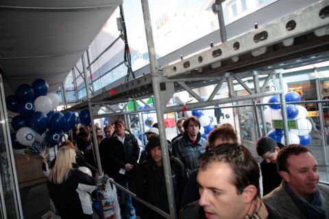 Warteschlange vor dem O2 Flagship Store in M&uuml;nchen