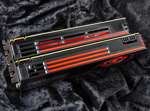 Radeon 6870 (unten) mit zwei Stromports, der eine der 6850 sitzt an der hinteren Kante