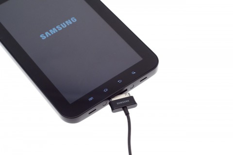 Dock-Anschluss. Laut Samsung ist das kein PDMI-Stecker, auch wenn er diesem sehr &auml;hnlich sieht.