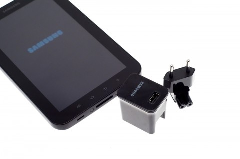 USB-Netzteil: Damit l&auml;sst sich das Galaxy Tab schneller aufladen als mit einem USB-Port eines Rechners.