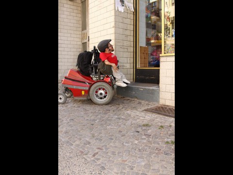 Stufen am Eingang stellen oft ein un&uuml;berwindliches Hindernis dar. (Foto: Wheelmap)