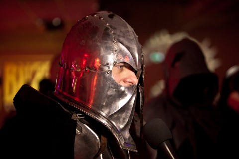 Einige WoW-Fans nutzten ihre LARP-Ausr&uuml;stung, um vor dem Mitternachtsverkauf die Aufmerksamkeit auf sich zu lenken. (Foto: Maximilian Knop)