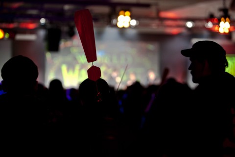 Mittlerweile ist der Raum gut gef&uuml;llt, die Fans warten auf den Einlass. (Foto: Maximilian Knop)