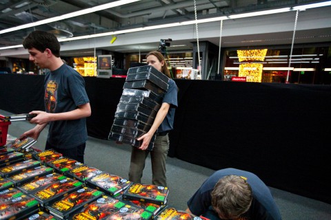 Im Markt werden die letzten Vorbereitungen f&uuml;r den Ansturm der Massen getroffen. (Foto: Maximilian Knop)