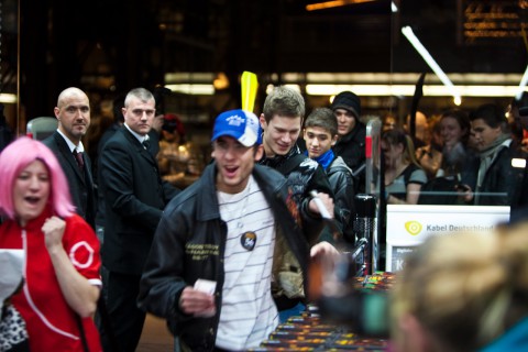 0 Uhr - der Mitternachtsverkauf geht los. (Foto: Maximilian Knop)
