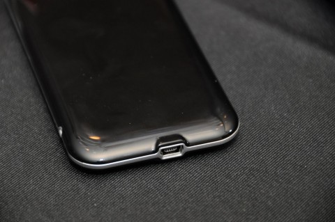 Mit Strom und Daten wird der WLAN-Speicher per USB bef&uuml;llt.