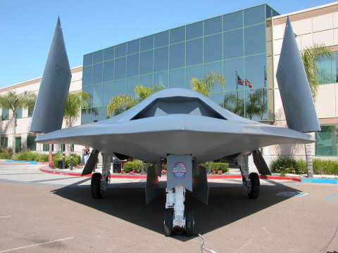 ... weshalb die Fl&uuml;gel hochgeklappt werden k&ouml;nnen. (Foto: Northrop Grumman)