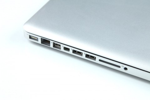 ... fallen kaum auf. Der Displayport beherrscht jetzt auch Thunderbolt-Signale und der SDHC-Kartenschacht wurde zum SDXC-Schacht. (Foto: mw)